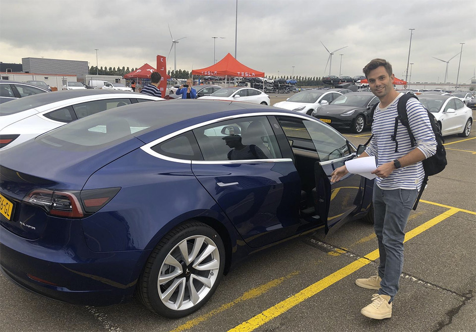 Bard haalt zijn Tesla Model 3 af Bard haalt zijn Tesla Model 3 af